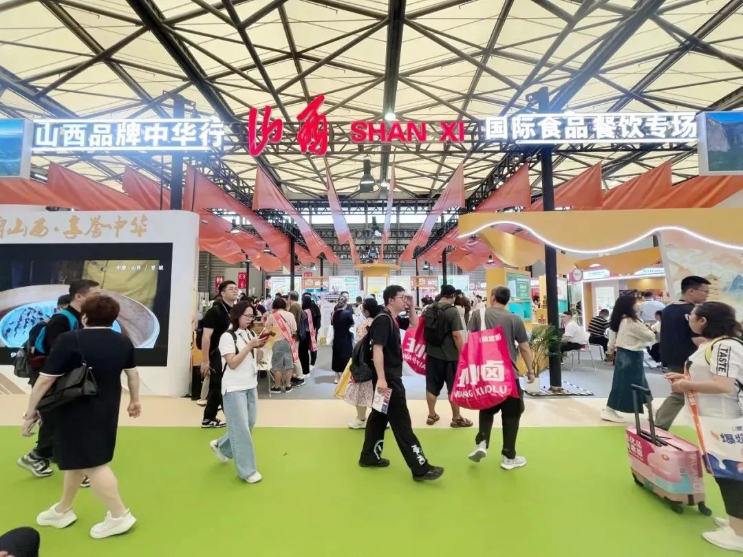 圖為山西品牌中華行國(guó)際食品餐飲展區(qū)。山西經(jīng)濟(jì)日?qǐng)?bào)全媒體記者 劉業(yè)飛 攝